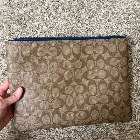 Disney X Coach Large Pouch In Signature Canvas With Dalmatian - Picture 3 of 6